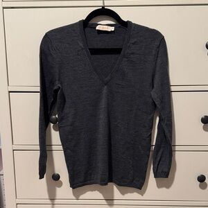 ❤️3 for $30!! Bundle and Save❤️
Tory Burch] Gray V-Neck Sweater